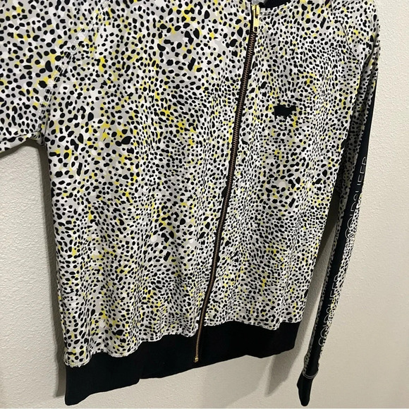 Goldsheep Animal Print Light Track Jacket
Lightweight Yellow Black Spot - Picture 6 of 12